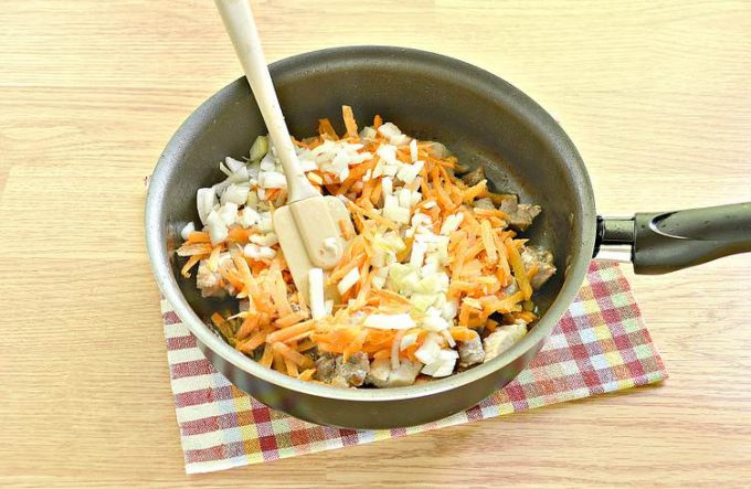 Плов зі свининою на сковороді