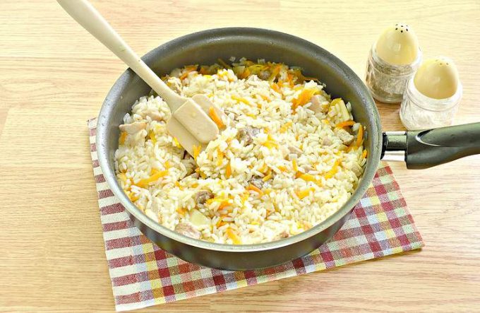Плов зі свининою на сковороді