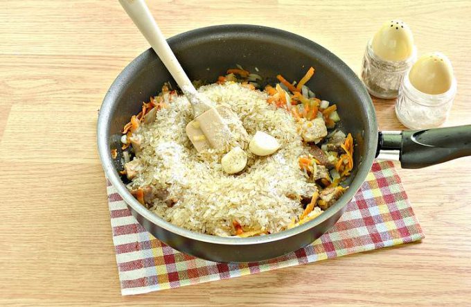 Плов зі свининою на сковороді