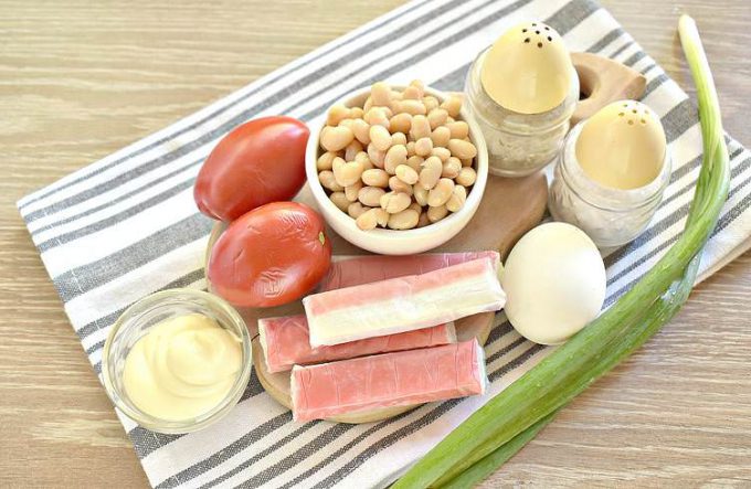Салат з консервованою квасолею, помідорами та крабовими паличками