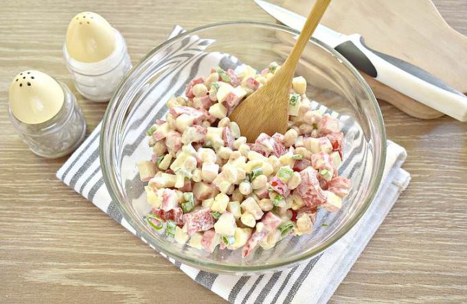 Салат з консервованою квасолею, помідорами та крабовими паличками