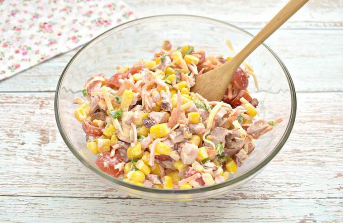 Салат з копченою куркою, сиром та кукурудзою