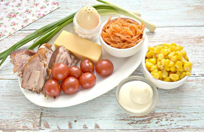Салат з копченою куркою, сиром та кукурудзою