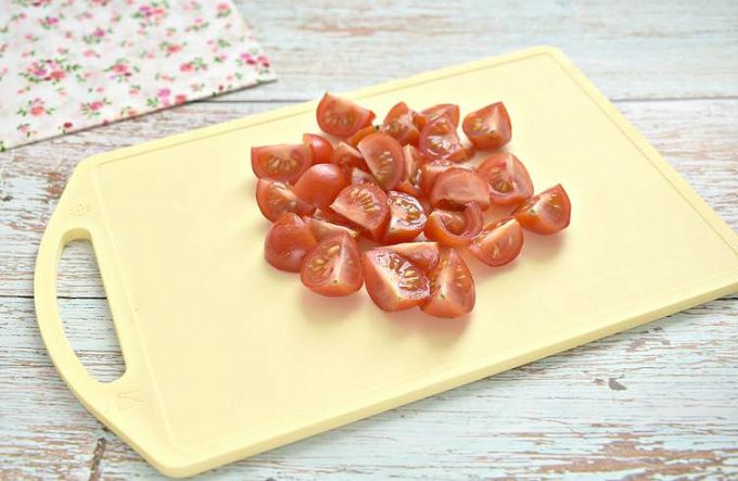 Салат з копченою куркою, сиром та кукурудзою