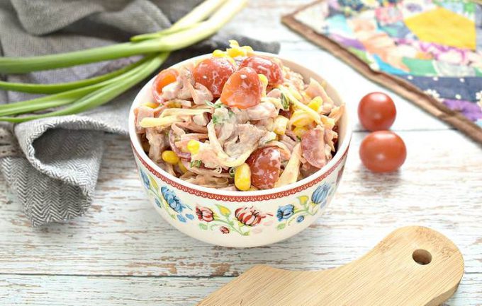 Салат з копченою куркою, сиром та кукурудзою