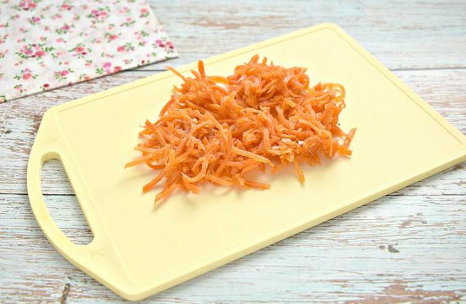 Салат з копченою куркою, сиром та кукурудзою