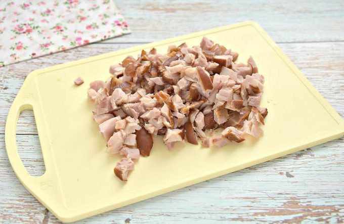 Салат з копченою куркою, сиром та кукурудзою
