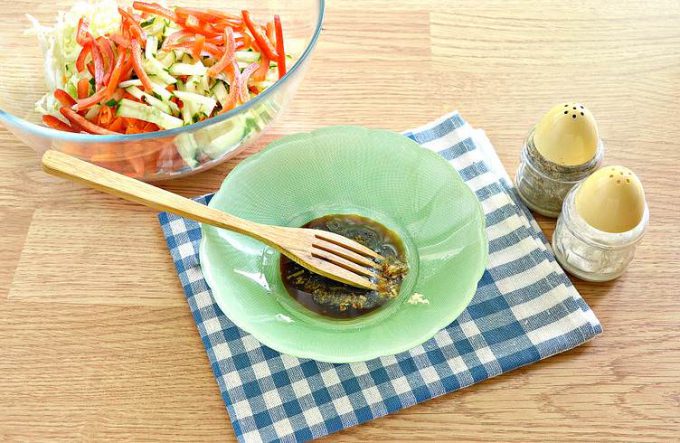 Салат з куркою, пекінською капустою та болгарським перцем