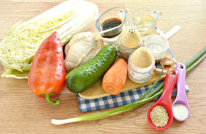Салат з куркою, пекінською капустою та болгарським перцем
