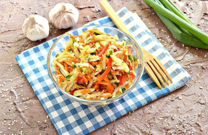 Салат з куркою, пекінською капустою та болгарським перцем