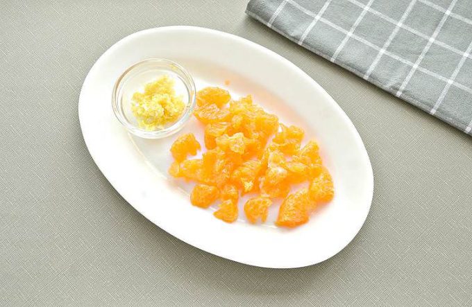 Шарлотка з мандаринами та лимоном