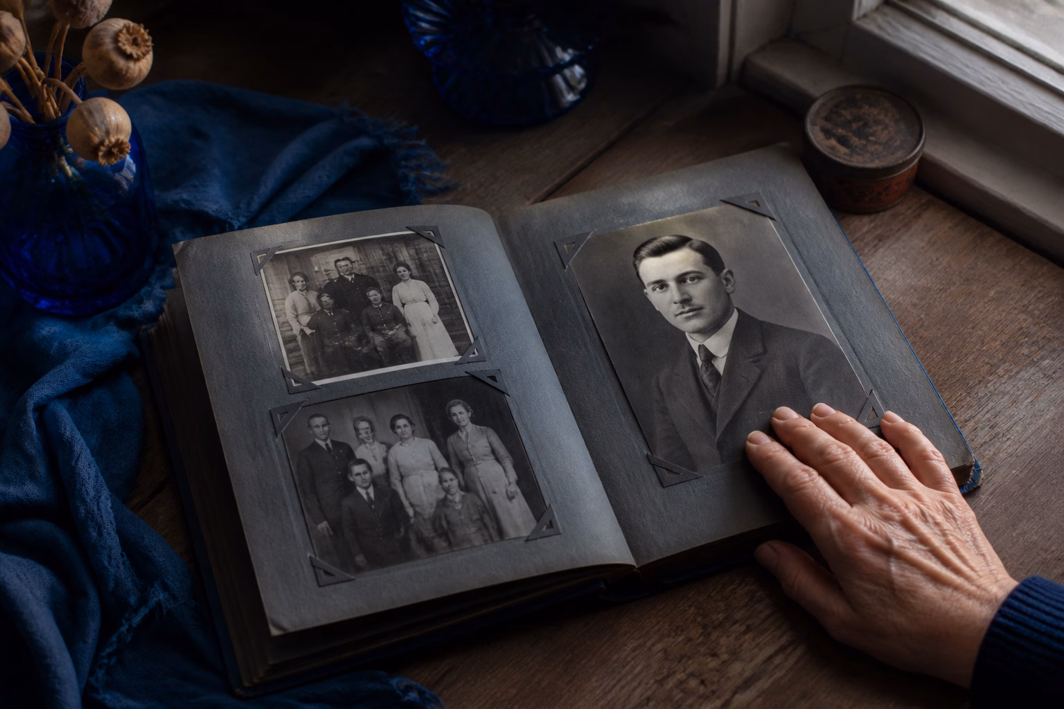 Сімейний альбом з фотографіями померлих родичів