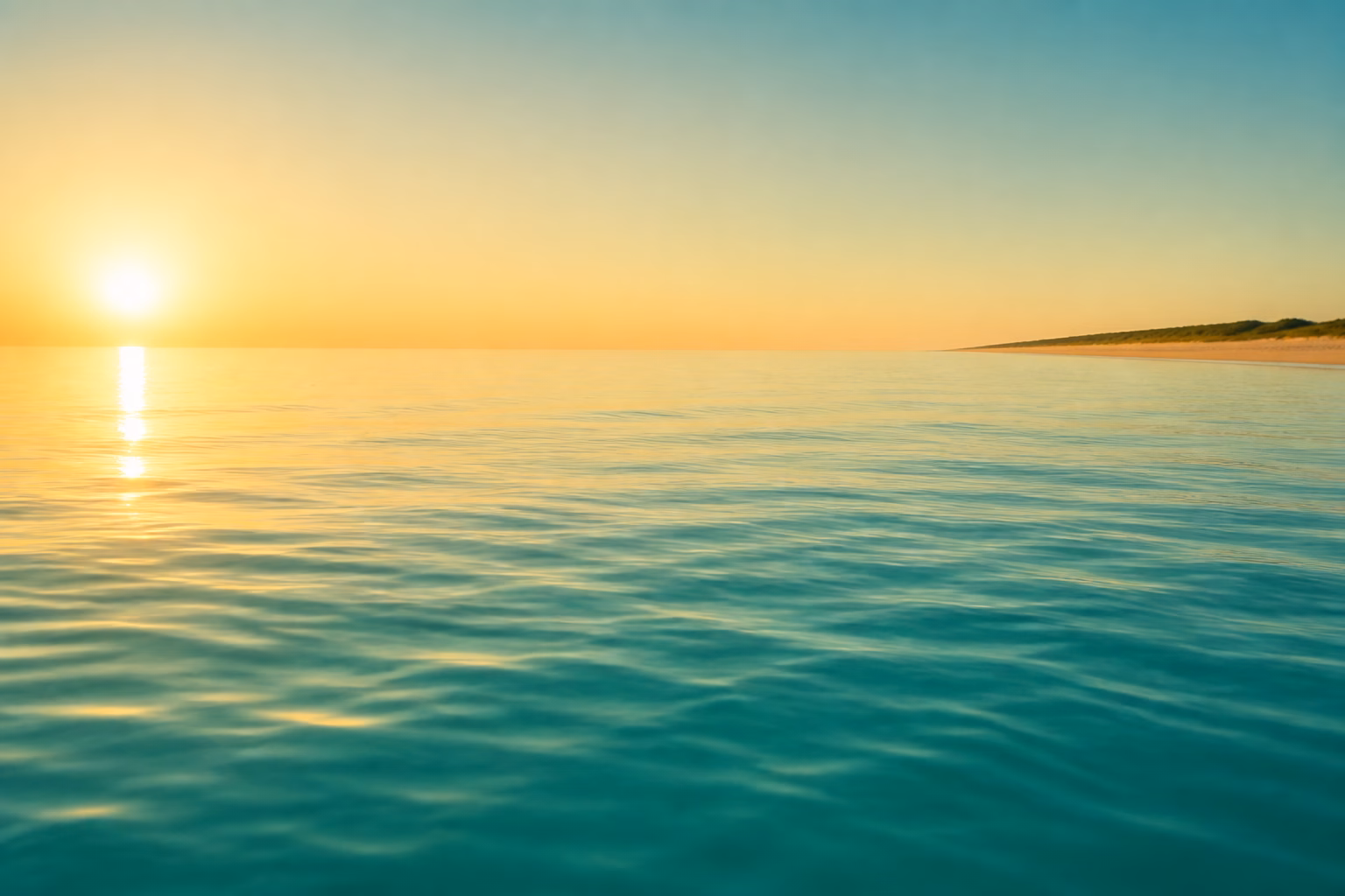 Спокійне блакитне море на світанку