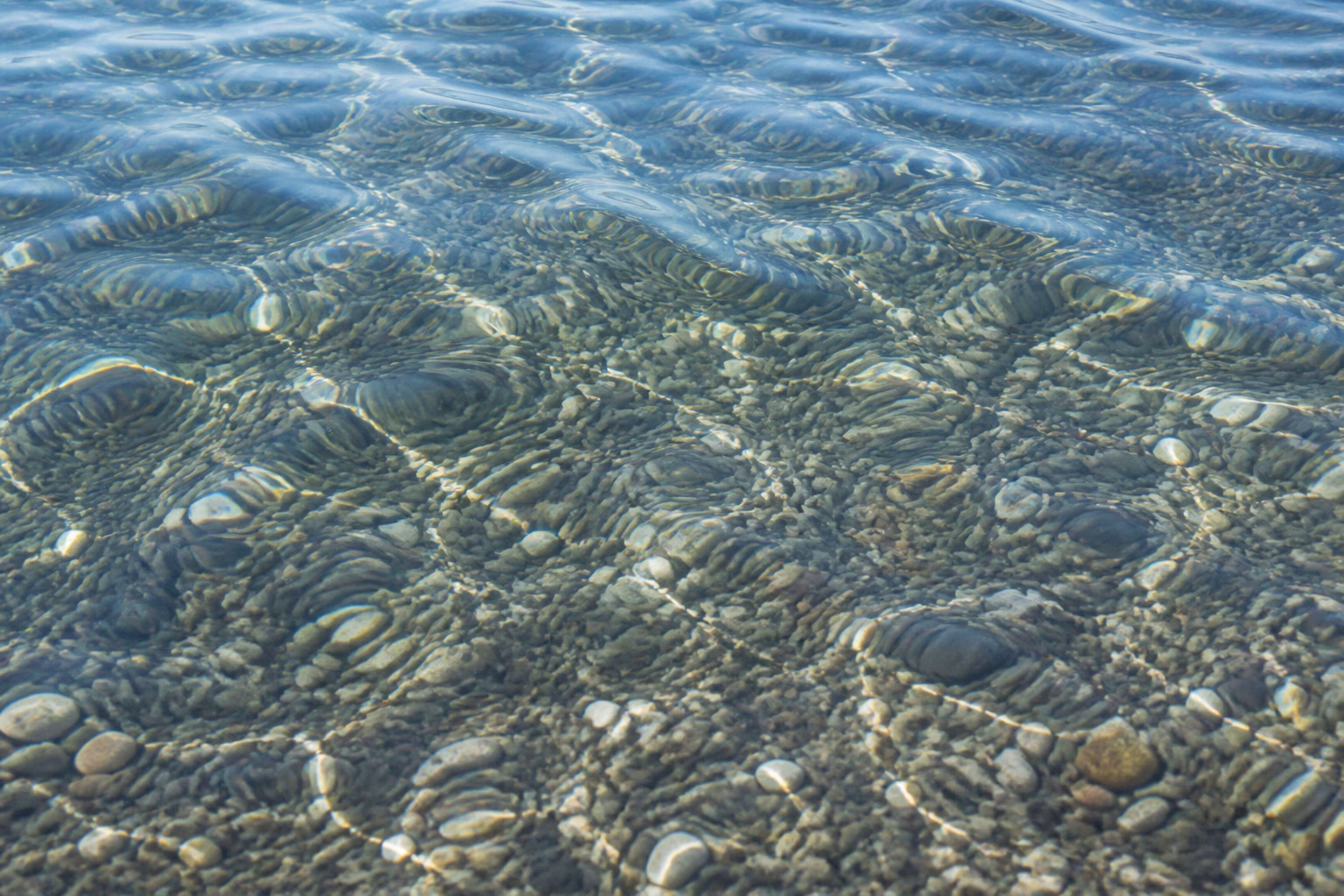 Прозора морська вода з камінцями на дні