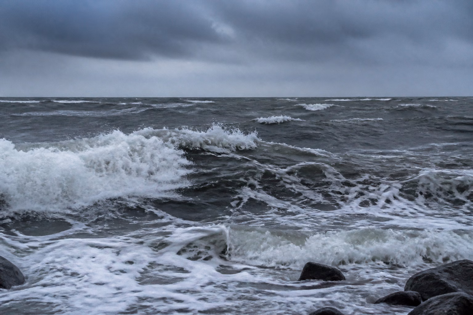 Бурхливе море з високими хвилями під час шторму