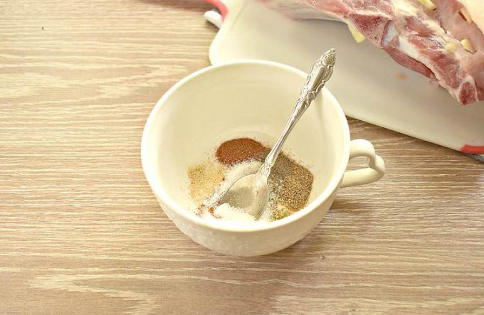 Свиняча грудинка у фользі у духовці