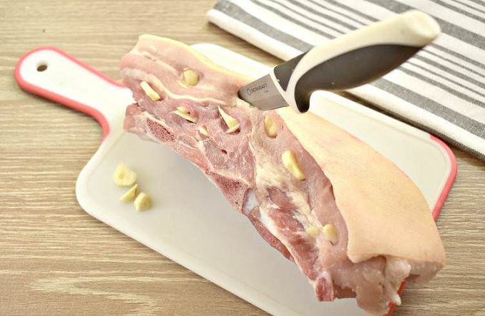 Свиняча грудинка у фользі у духовці