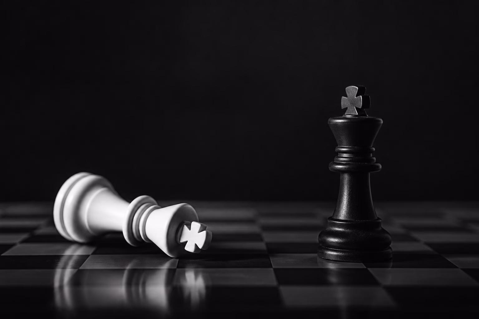Шахова дошка з двома королями, один із яких лежить на боці