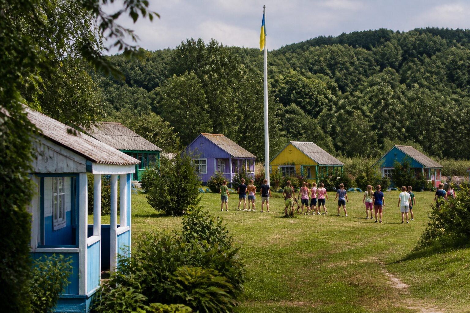 Дитячий літній табір із дерев'яними будиночками
