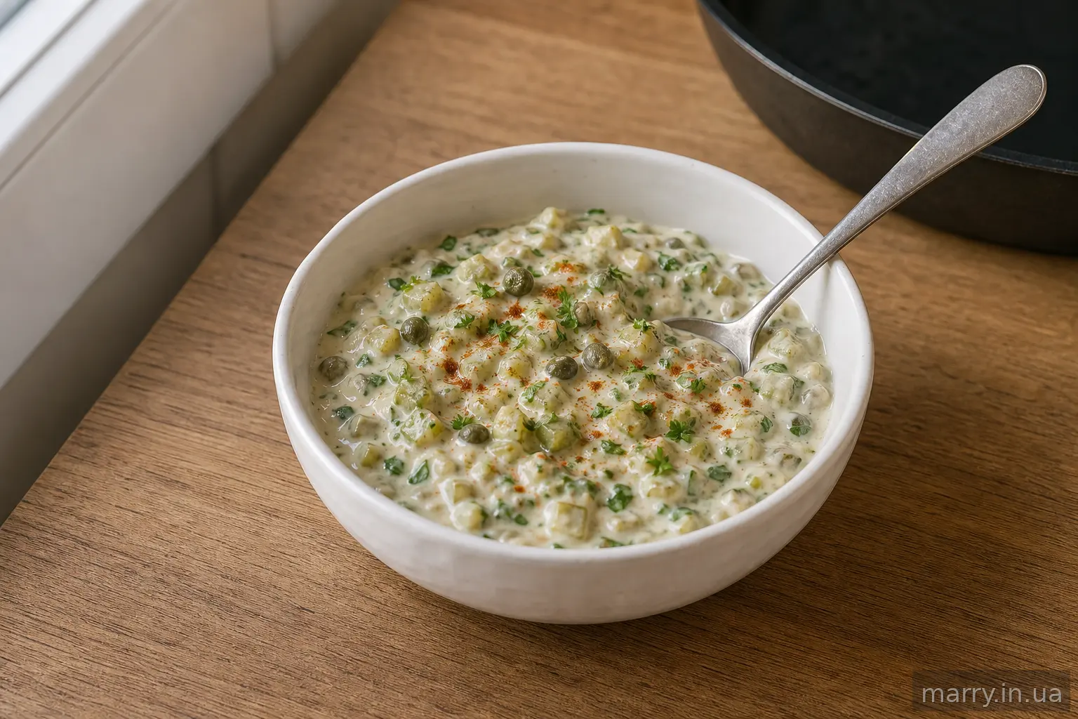 Соус ремулад у мисці з огірками, каперсами та петрушкою