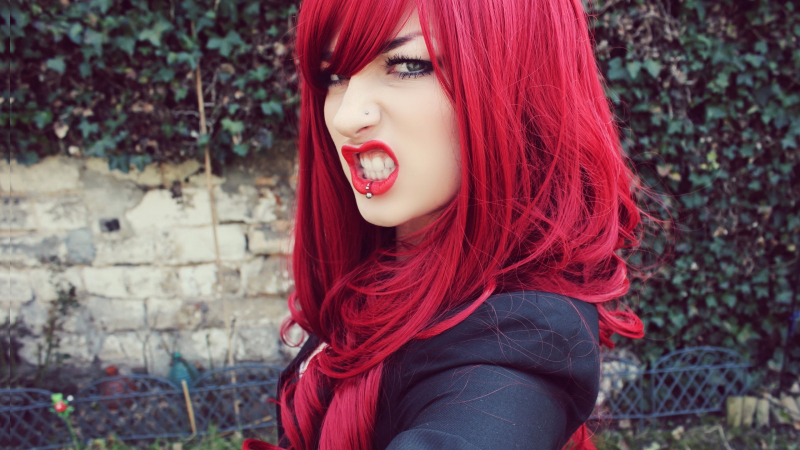 Яскраво-червоний колір волосся: кому йде і як його отримати?