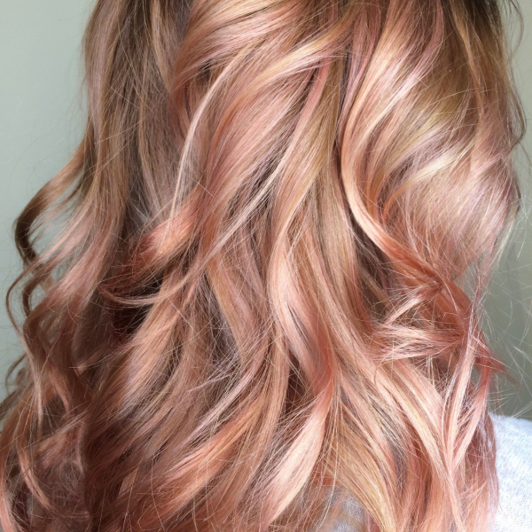 Рожевий блонд: популярні тони та рекомендації щодо фарбування