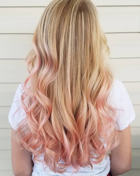 Рожевий блонд: популярні тони та рекомендації щодо фарбування